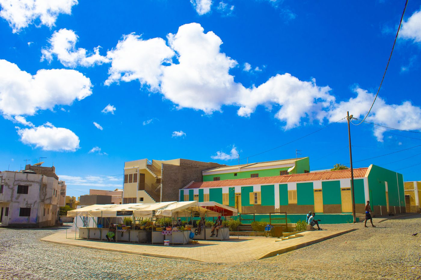 Casas coloridas e mercado em Espargos