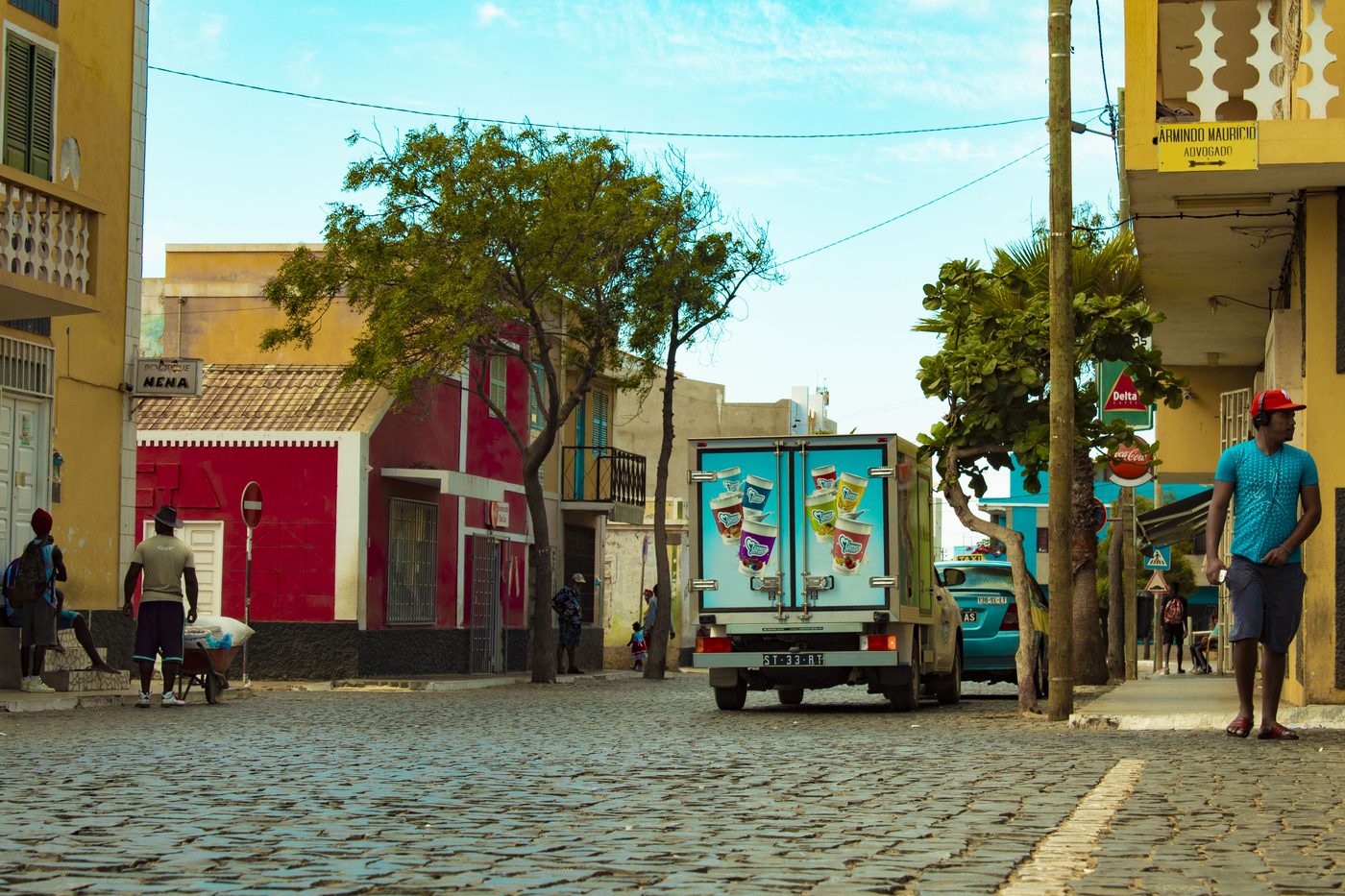 Rua empedrada com casas coloridas