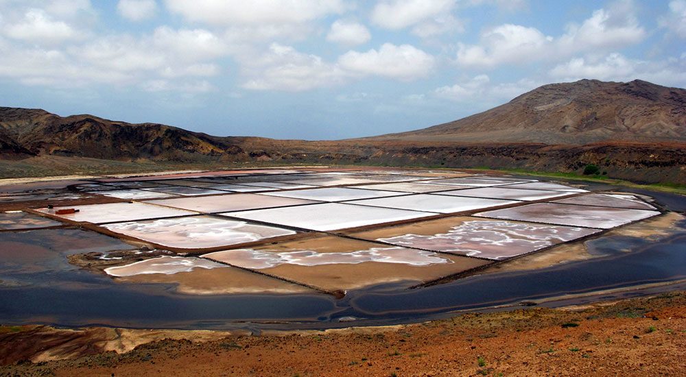 Salinas de Pedra de Lume dentro da cratera